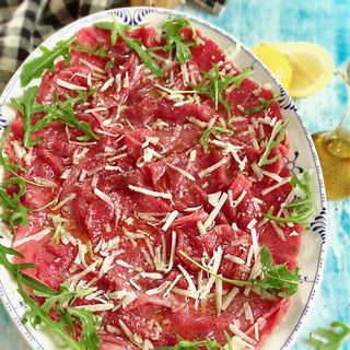 Straccetti di Scottona con rucola scaglie di Parmigiano e crema balsamica 1