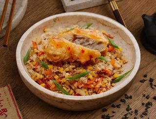 Smażony ryż z chrupiącą rybą