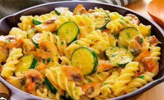 Pasta De Calabacín Con Gambas Y Zanahoria