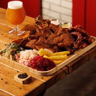 ღორის კანჭი ლუდში მოხარშული 4 პერსონაზე