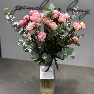 15 півоній із зеленню в ассортименті