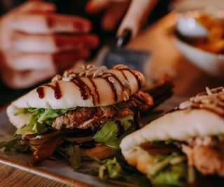 Bułeczki bao z łososiem w tempurze 2 szt.