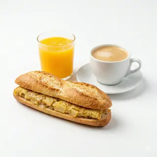 Bocadillo de Tortilla+Zumo de Fruta Natural+Bebida Caliente