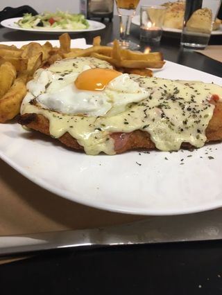 Milanesa Napolitana con Huevo Frito (Salsa De Tomate, Jamon y Mozzarella)