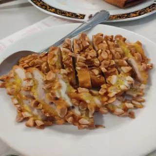 Pechuga De Pollo Frito Con Almendras Rebozado