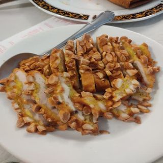 Pechuga De Pollo Frito Con Almendras Rebozado