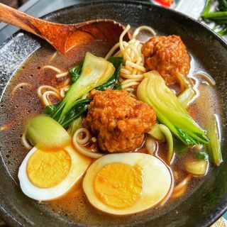 Noodles in brodo con polpettone di maiale 狮子头汤面