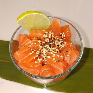B10. Tartare sake - salmone