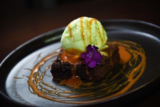 Helado de aguacate con brownie de chocolate