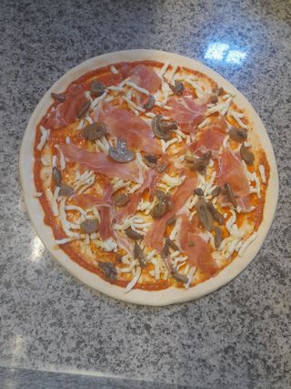 Pizza prosciutto e funghi