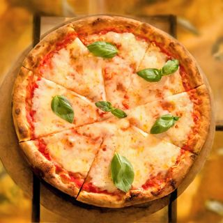 Пица Маргарита - доматен сос, моцарела и босилек