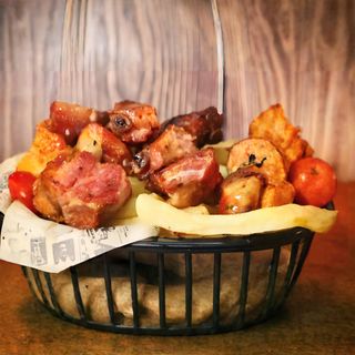 Patatas dúo: costilla y chorizo