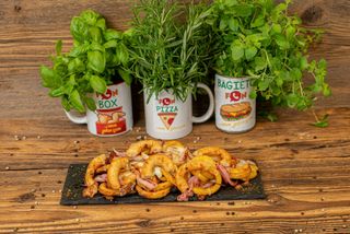 Frytki zakręcone zapieczone serem, bekonem i krążkami cebulowymi