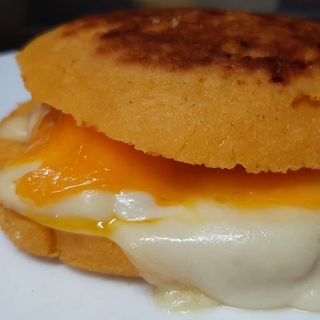 AREPA DE JAMÓN YORK Y QUESO 