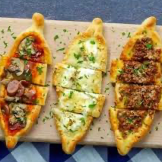 بيتزا البيتا على الطريق التركية (توركيش بيتزا)  بالتونة