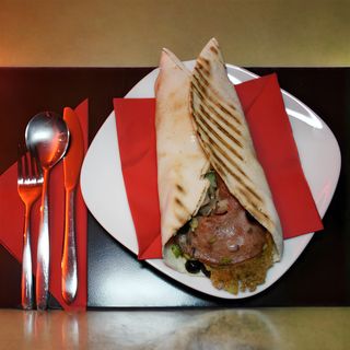 Тортила сандвич с пушено свинско филе