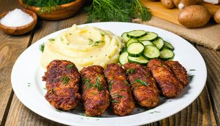 Kotlet mielony wieprzowo-wołowy, ziemniaki, surówka