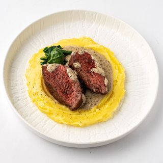 Говяжья вырезка с пюре и трюфельным соусом (300г)
