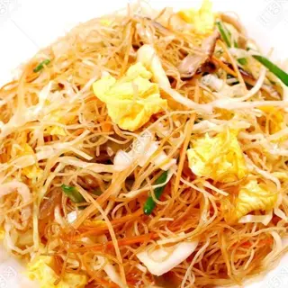 Spaghetti di riso saltato con le verdure e uovo strapazzato 什菜炒粉干