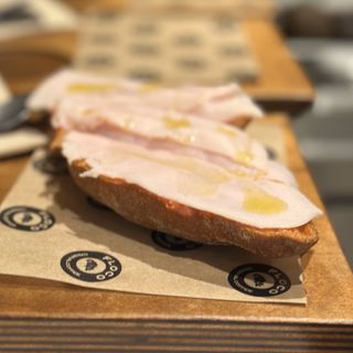 Tomate Natural, Aceite, Sal Y Pavo (Media Porción)