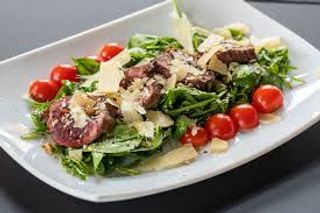 TAGLIATA DI MANZO CON INSALATA E POMODORINI