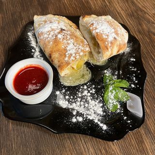 Кальцоне з яблуком та з кулькою ванільного морозива (380г)