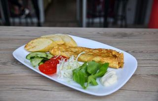 Omlet sa sirom i suhim mesom