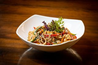 Piept de pui cu paste de orez si legume