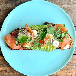 Tostada De Salmón Con Aguacate Y Queso Cremoso (1 Ud.)