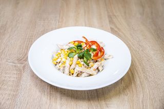 Salată de paste cu pui grill