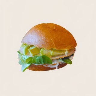 Brioche planchado de aguacate, jamón y mayonesa