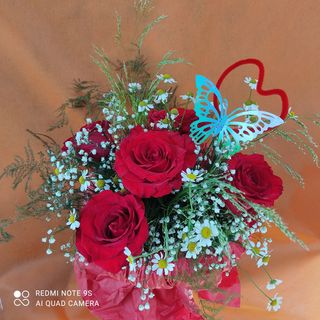 Bouquet  di rosse rosse con base di spugna 