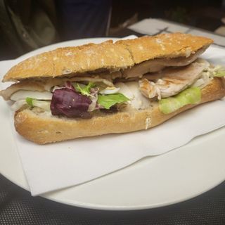 Bocadillo De Pechuga De Pollo Y Salsa Tártara
