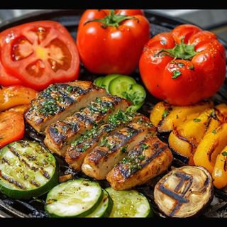 ქათმის ფილე  გრილზე შემწვარ ბოსტნეულთან ერთად