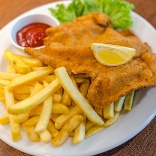 Cotoletta di pollo con patatine