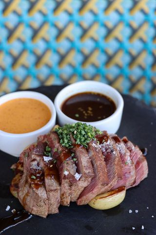 Tataki de solomillo al carbon con papas y dos salsas