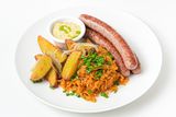 Говяжьи колбаски с картофельными дольками