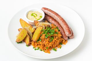 Говяжьи колбаски с картофельными дольками