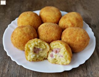 Arancino prosciutto e mozzarella