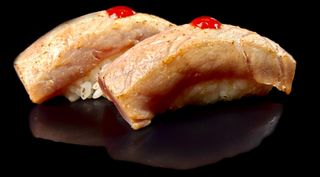 HOT MAGURO  NIGIRI (tuńczyk opalany + sriracha) (2 szt)