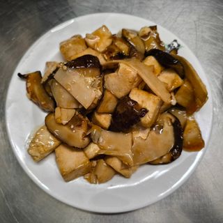 96 Tofu con funghi e bambù