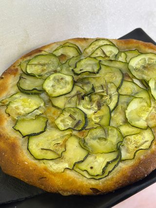 Pizza zucchina e mozzarella
