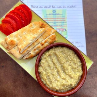  Salată de vinete cu ceapă, roşii şi focaccia 