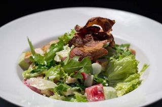 Cezar salata sa pancetom ili govedinom