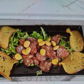 Salamini di cinghiale con lupini e crostini 