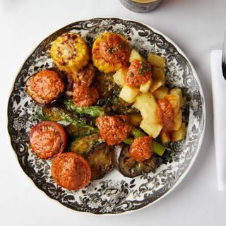 Parrillada de verduras con salsa de romesco
