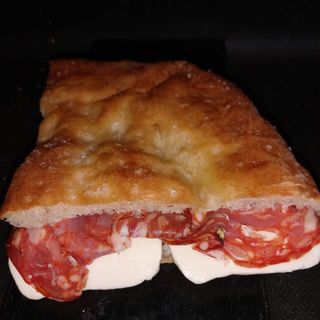 Pizzetta con salame piccante e mozzarella
