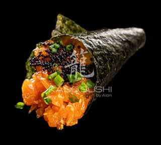 Tatar z łososia z czarnym sezamem