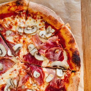 Meduim pizza La Calzone