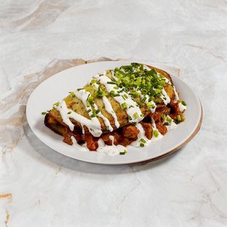 Placek po węgiersku z gulaszem i ogórkiem kiszonym